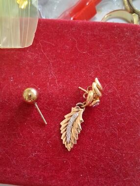 Gold Tone Leaf Drop Earring - Unbranded 2 Single Earrings